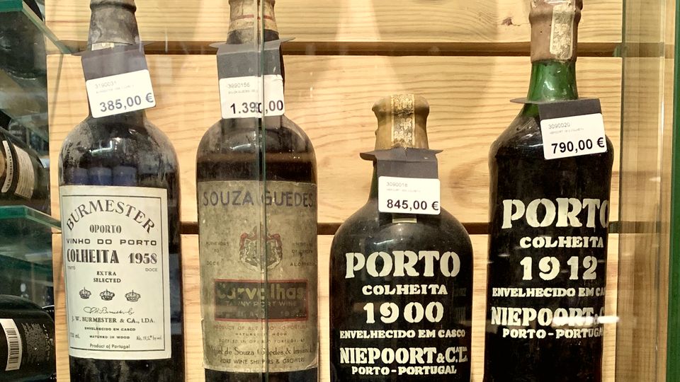 Old bottles of port with vintage years on their labels